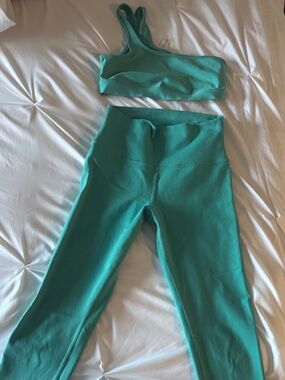 Alo yoga set top and bottom size small
